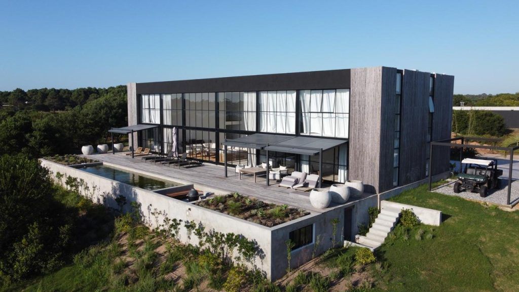 Residencia moderna terminada, con piscina y deck