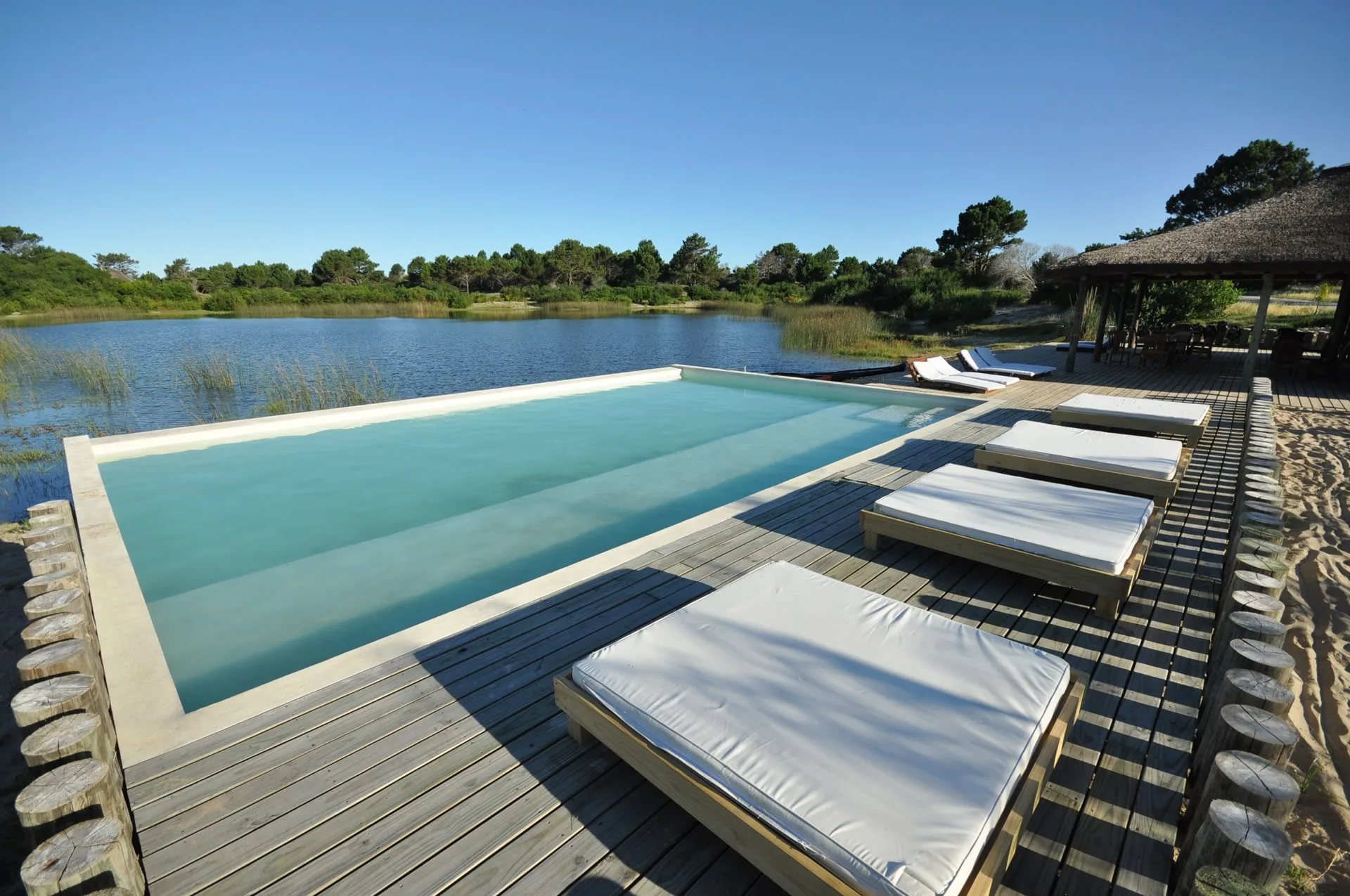 Piscina del beach club de Laguna Escondida, en el deck sobre la laguna