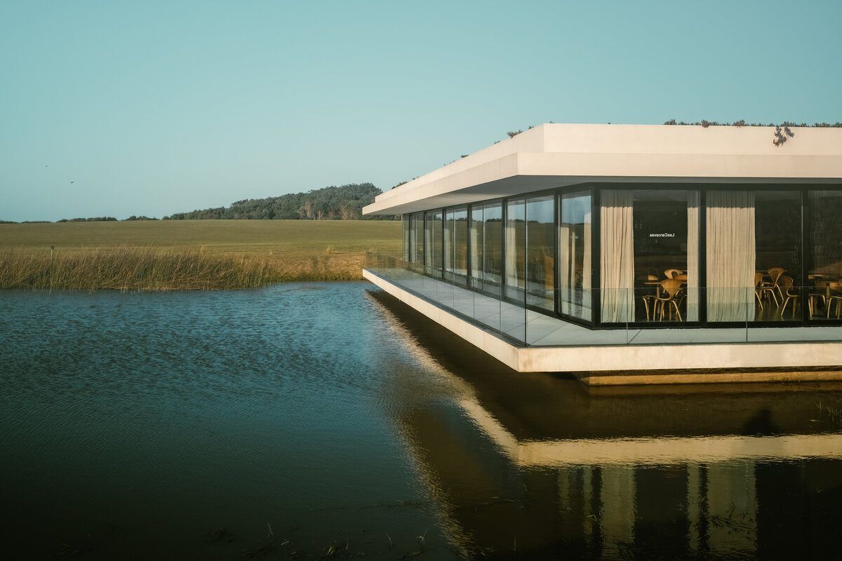 El pabellón del restaurante de Las Cárcavas flotando sobre la laguna, al atardecer