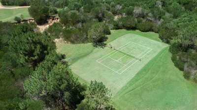Aérea de la cancha de tenis de césped, encajada entre las cárcavas y el monte
