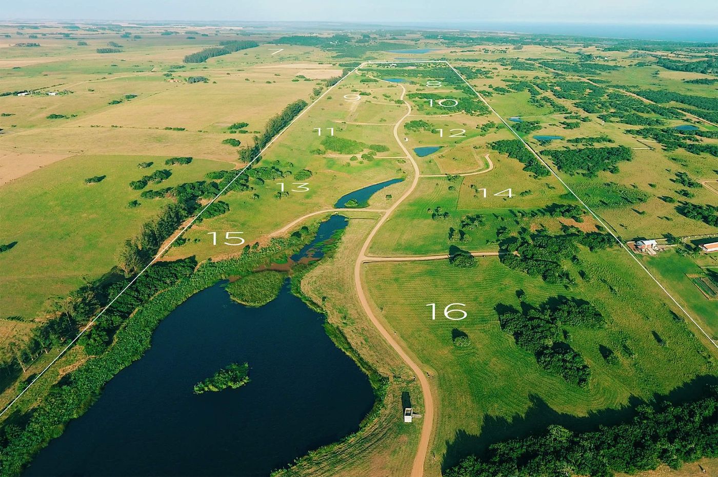 Aérea del campo con los lotes numerados sobre la laguna