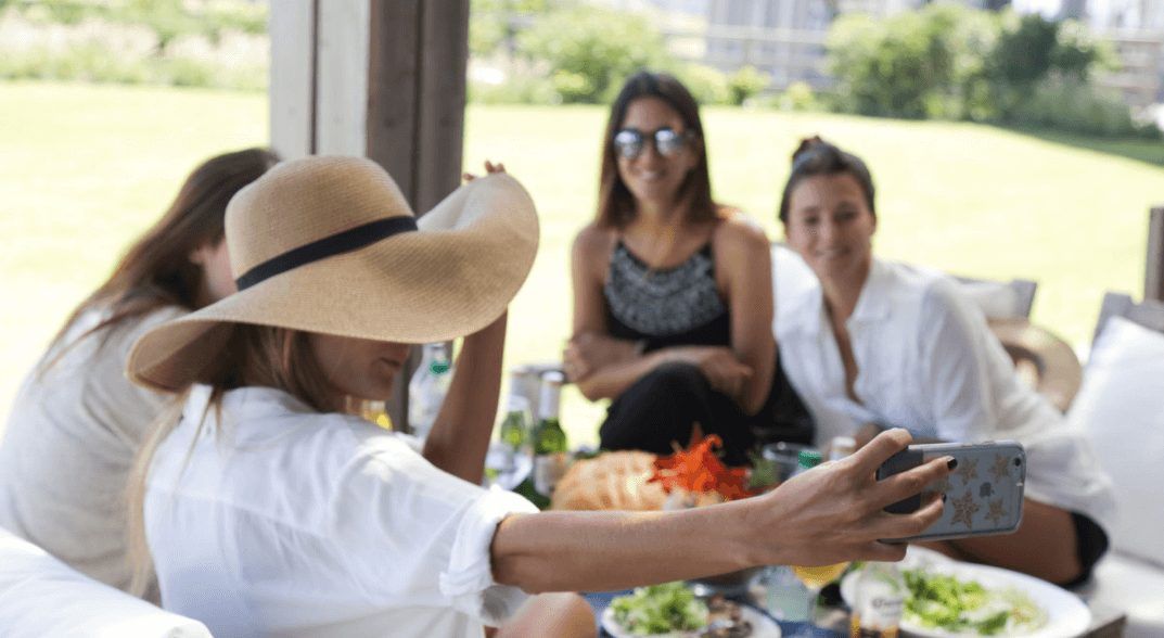 Amigas almorzando en el quincho del club