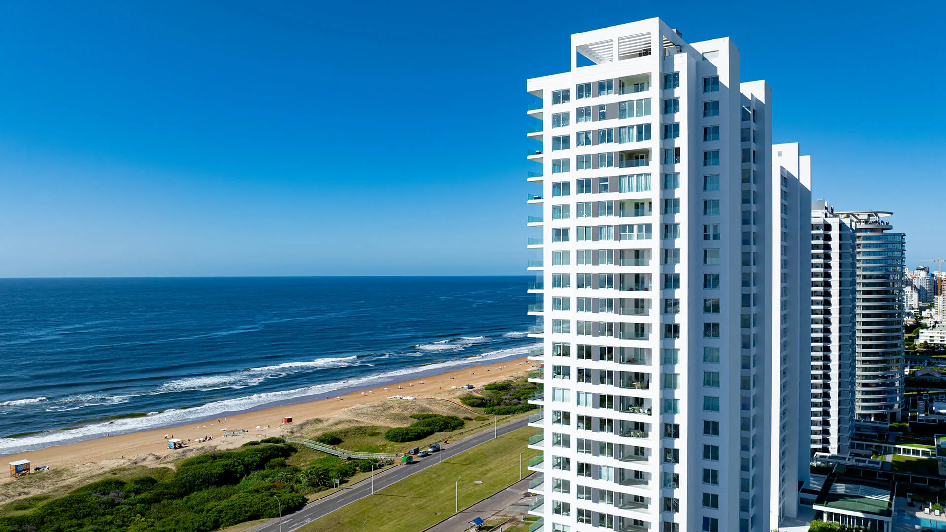 Render de la torre Le Parc IV en primera línea, con la playa Brava y el mar
