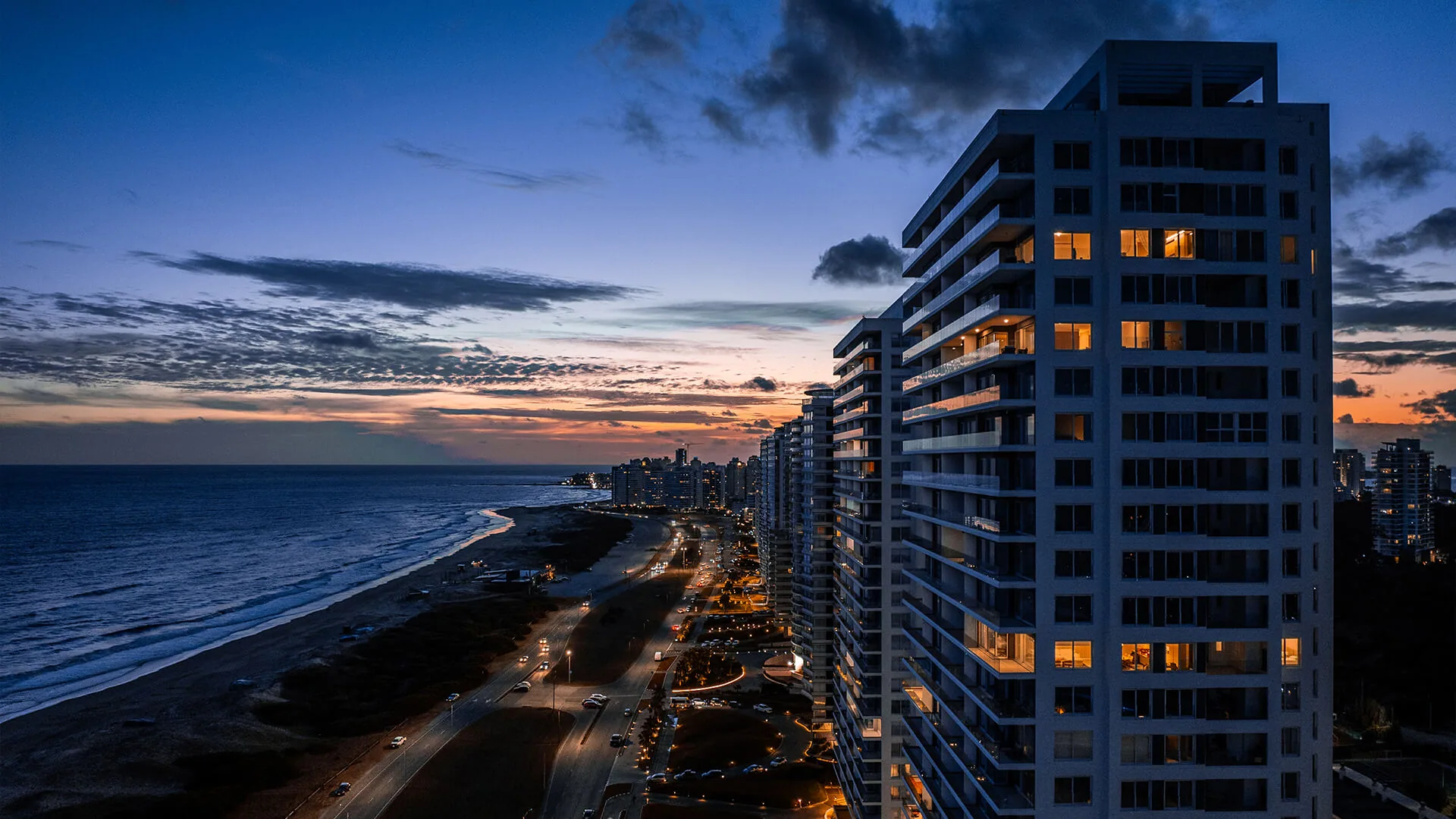 La torre al anochecer, con la rambla y la bahía de fondo