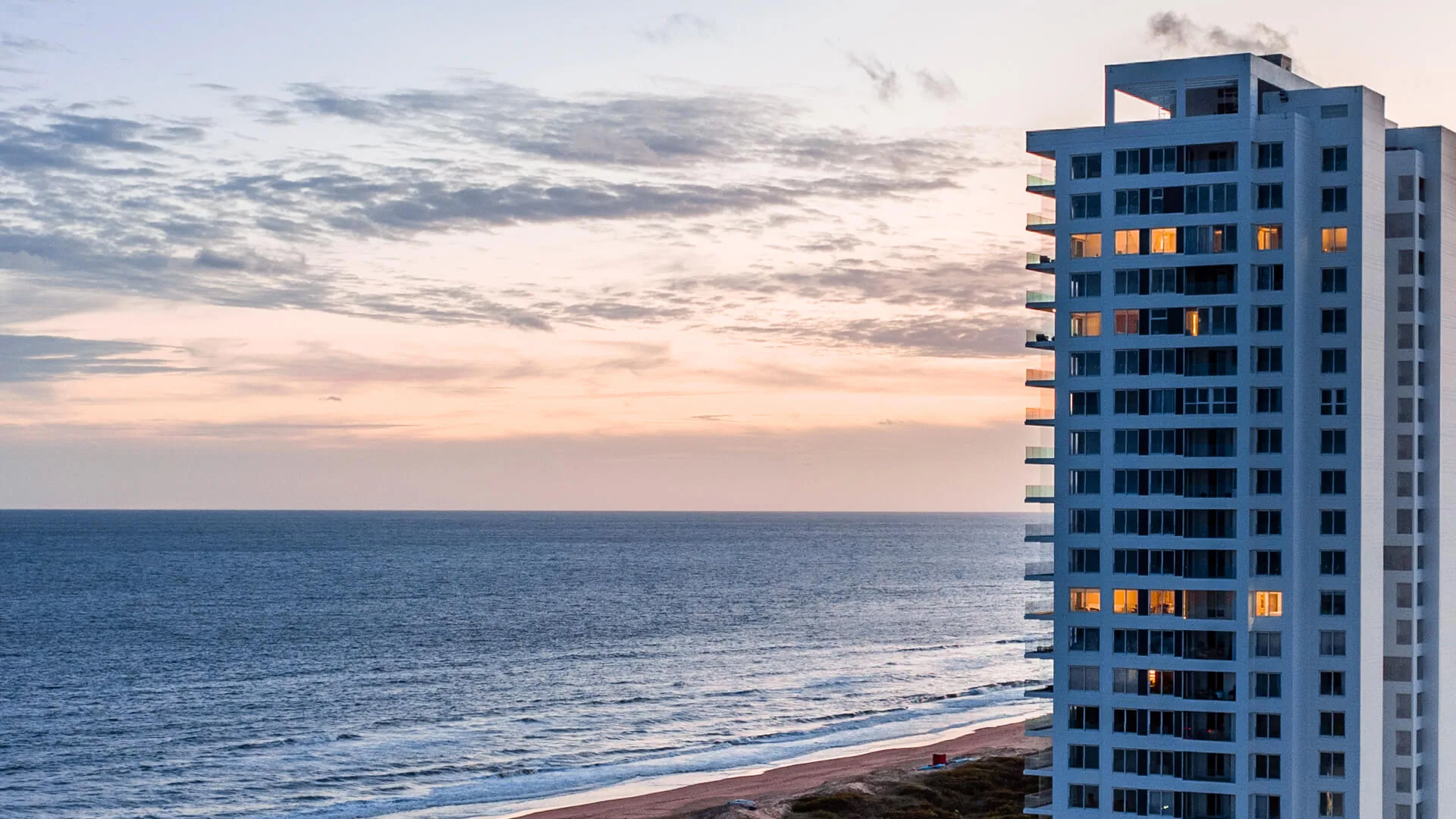 La torre recortada contra el mar, en la luz rosada del atardecer