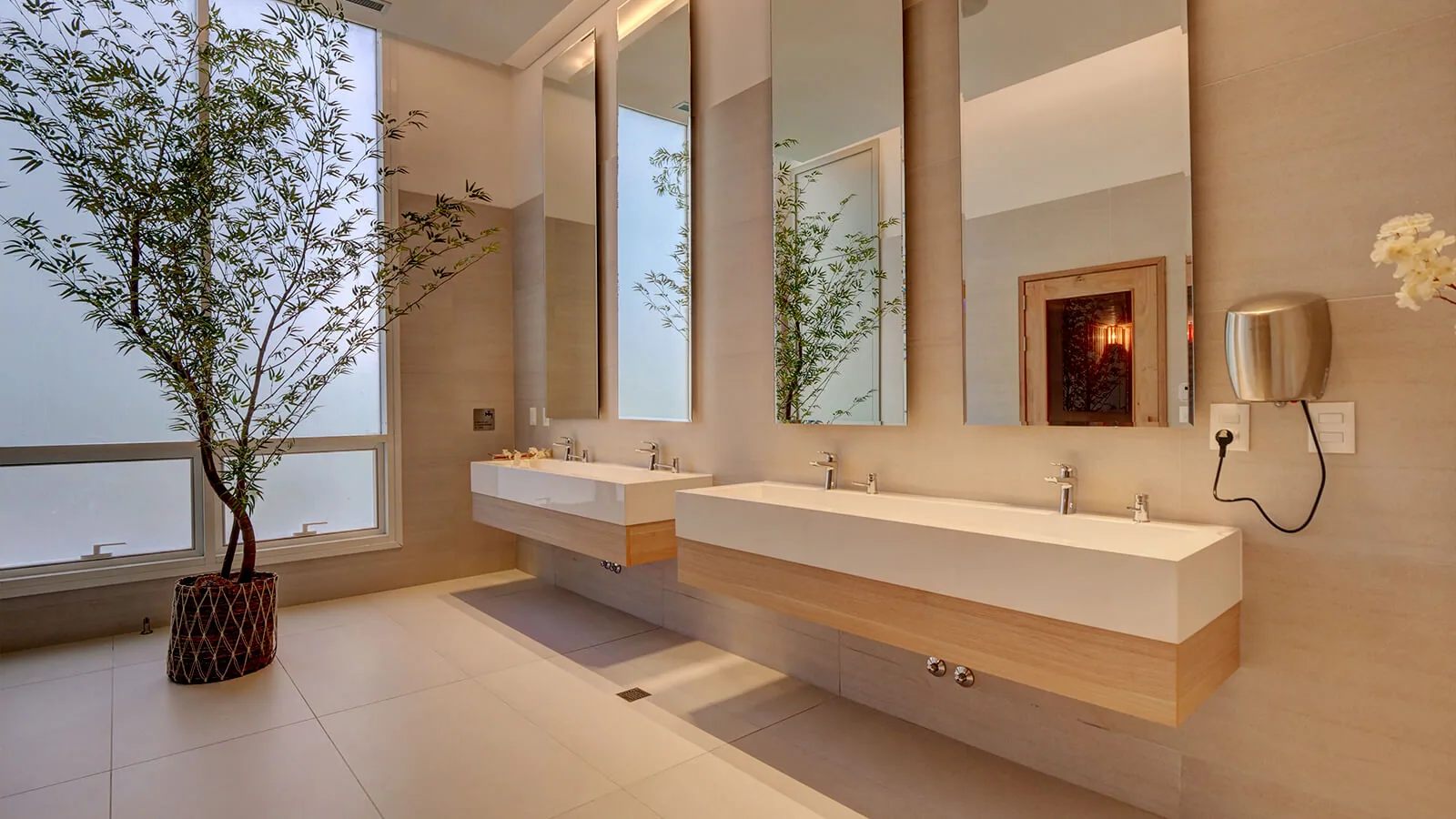 Baño de amenities con doble bacha, espejos y bambú