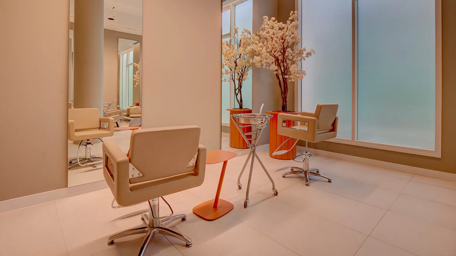 Peluquería del edificio, con sillones y espejos