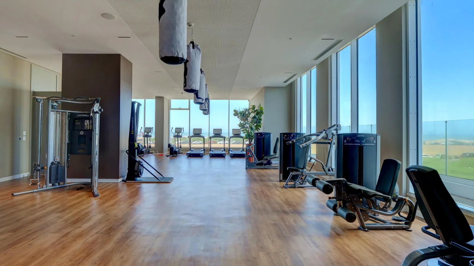 Gimnasio equipado con ventanal al mar