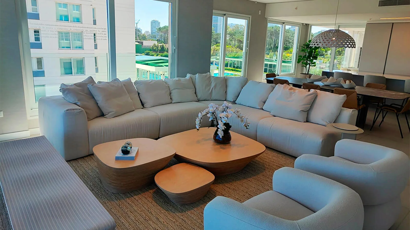 Living esquinero con vista a los jardines y a la ciudad