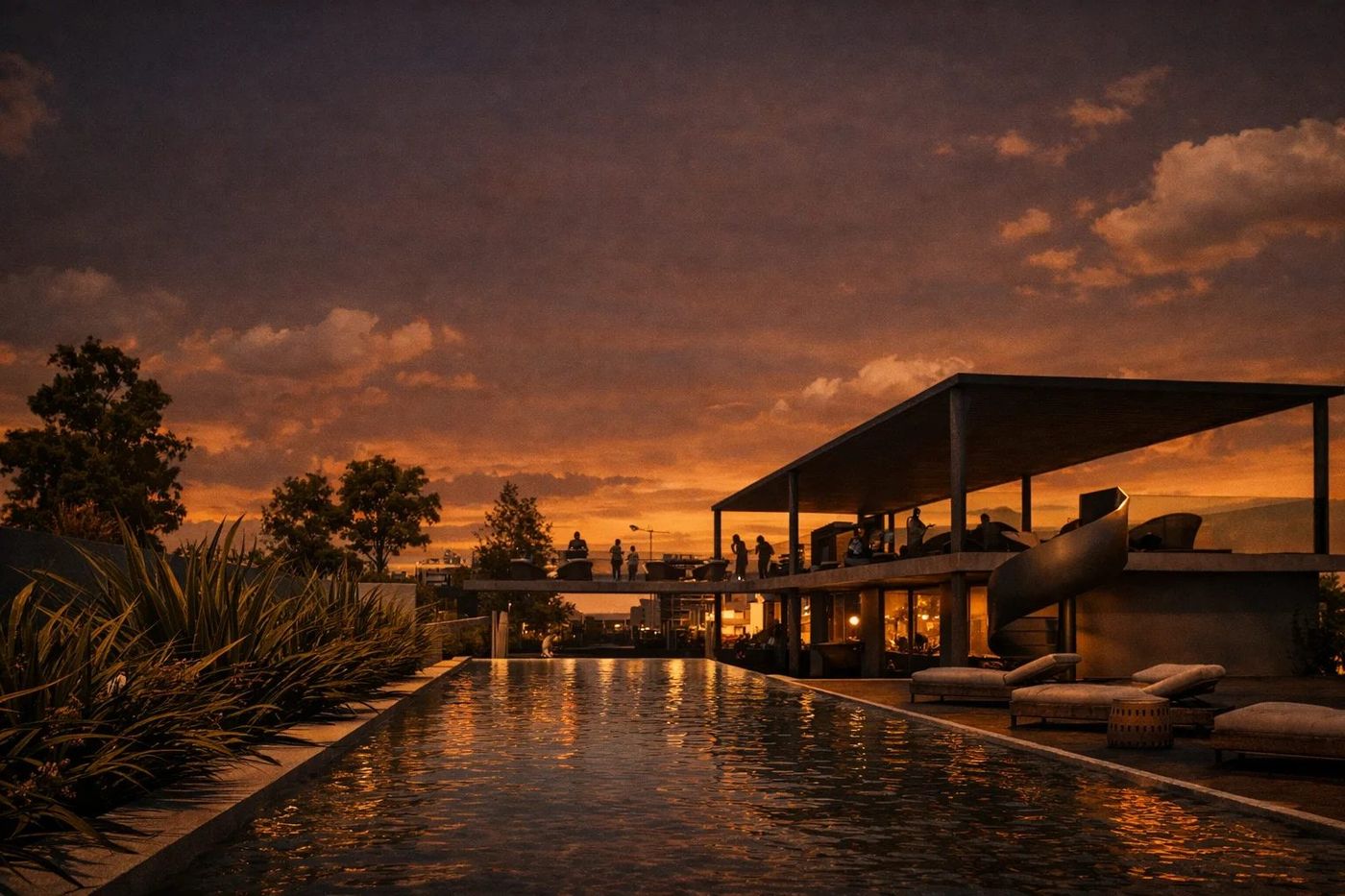 Piscina exterior con el deck y gente, al atardecer