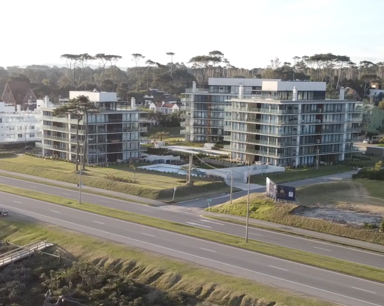 Los edificios ya construidos sobre la rambla, con la piscina, vistos desde un dron