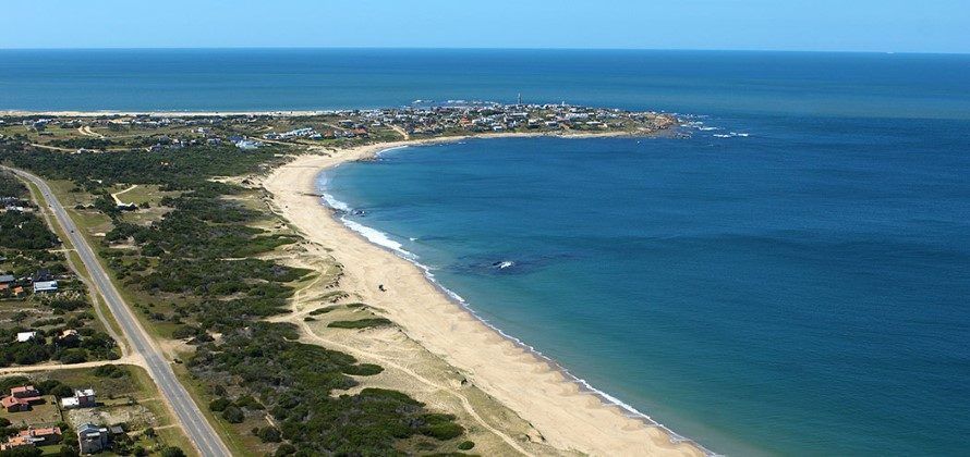 Aérea de la bahía y la península de José Ignacio, con el faro