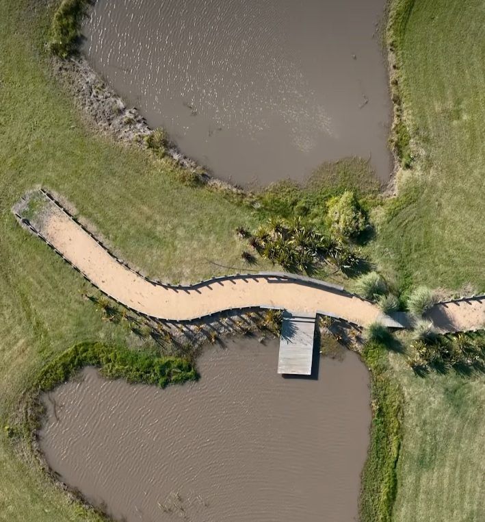 Cenital del sendero y el muelle sobre los espejos de agua