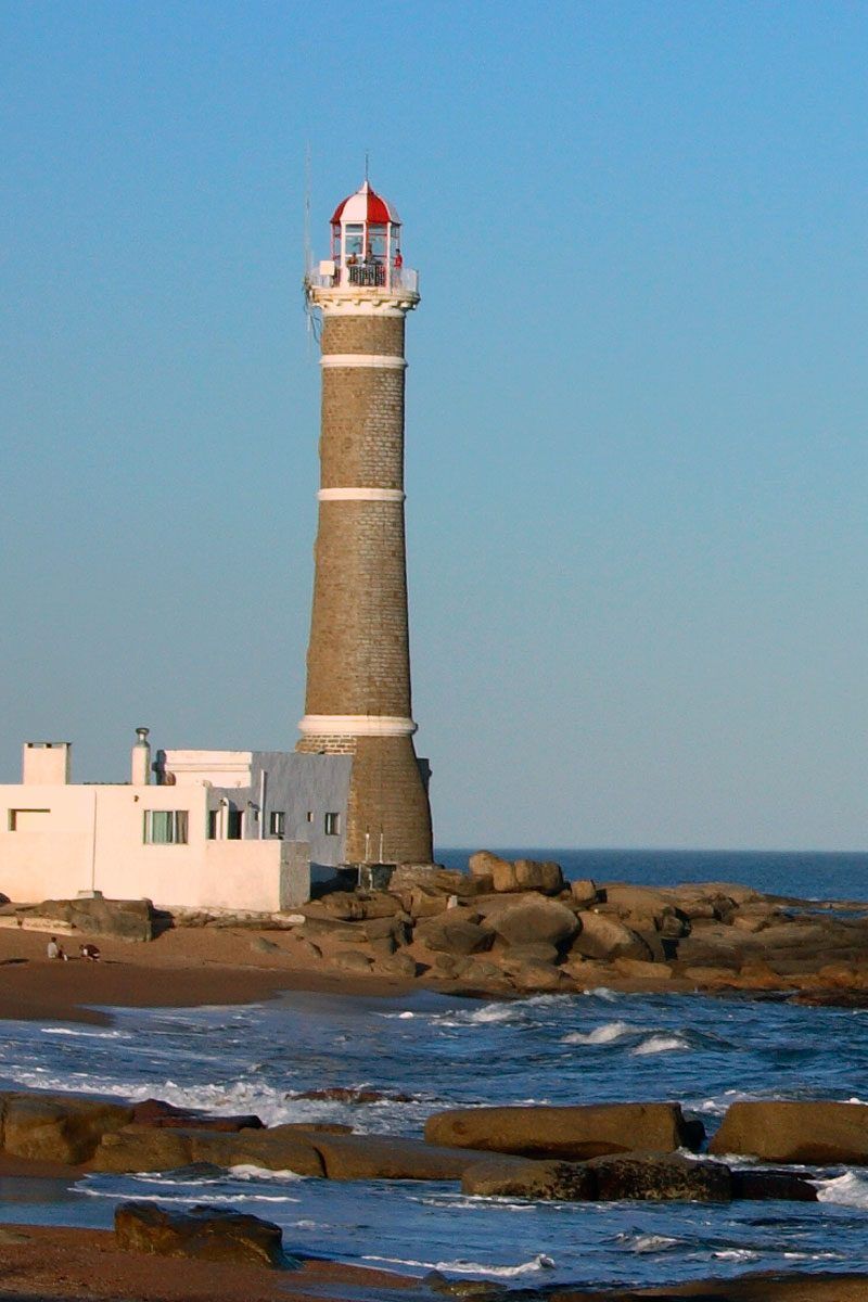 El faro de José Ignacio con las rocas y el mar