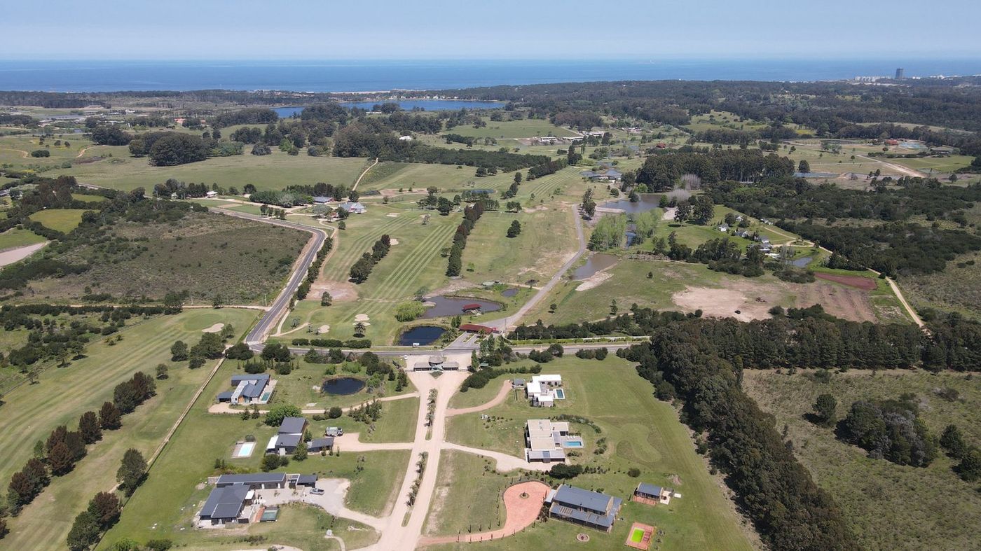 Aérea de las chacras con el campo de golf, la laguna y el mar en el horizonte