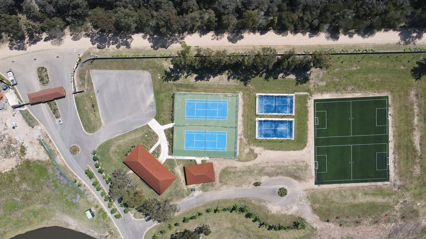 Cenital de las canchas de tenis, pádel y fútbol junto a la portería