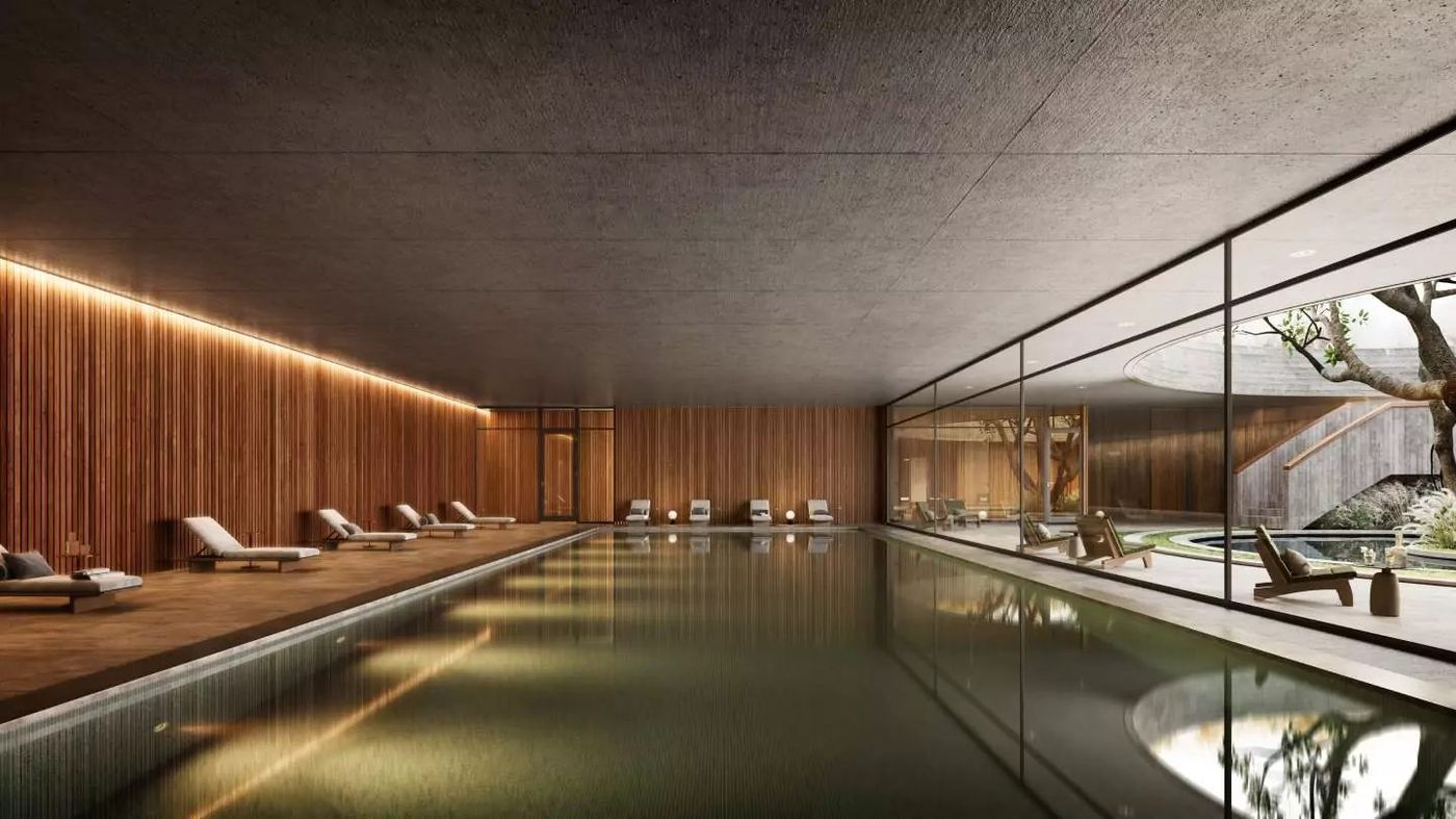 Piscina interior climatizada, revestida en madera
