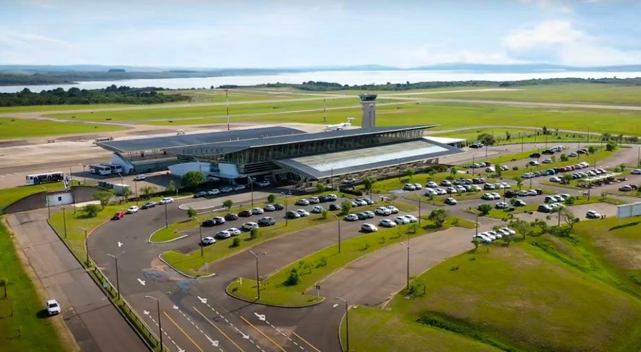 Aérea del aeropuerto de Laguna del Sauce, con la torre de control