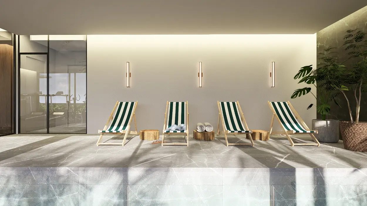 Solarium à côté de la piscine de See Bosque
