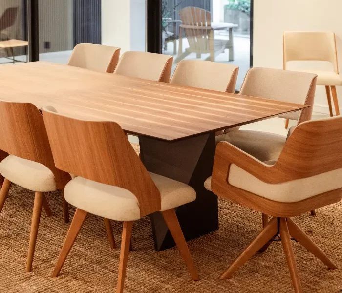 Comedor amueblado con mesa de madera y sillas de diseño