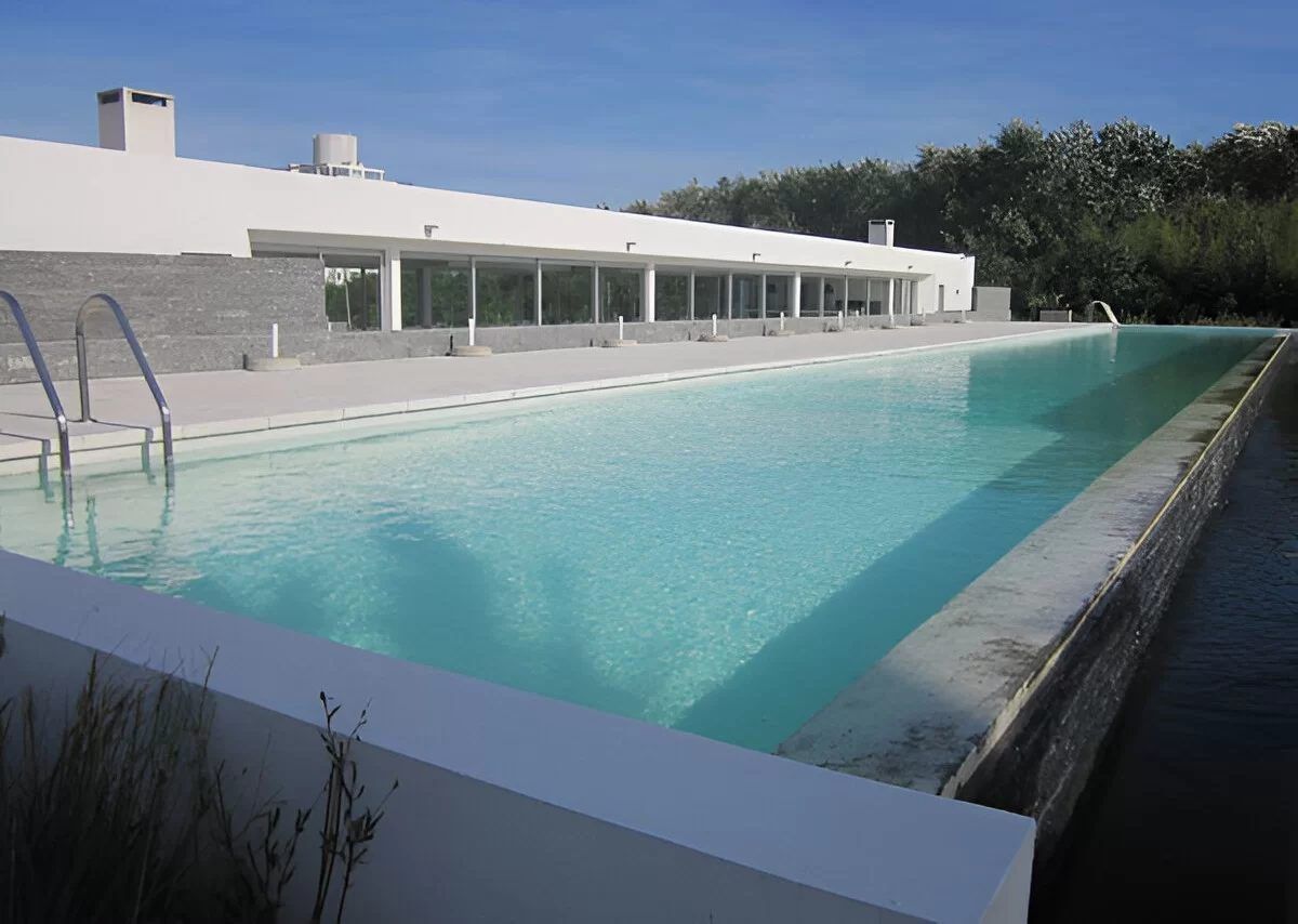 Piscina de nado junto al club house vidriado