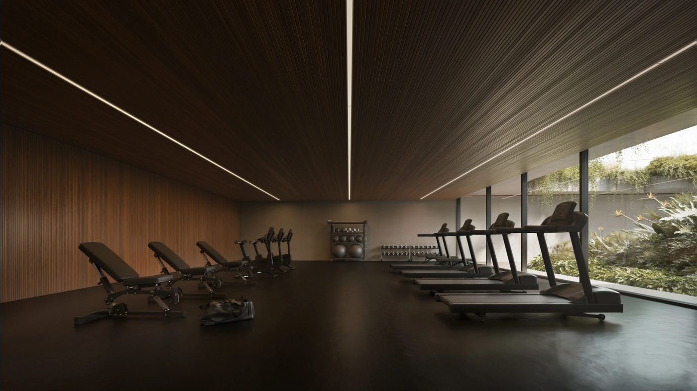 Render del gimnasio en penumbra cálida, con jardín vertical por el ventanal