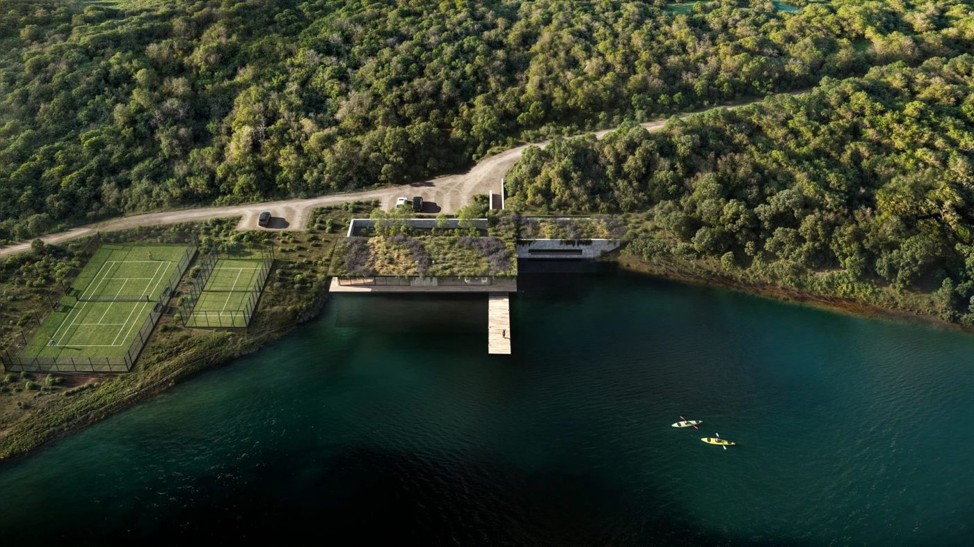 Aérea del club house con las canchas de tenis y pádel y los kayaks en la laguna