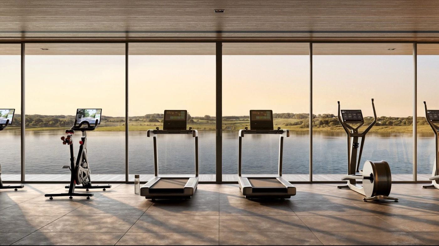 Gimnasio vidriado con vista a la laguna