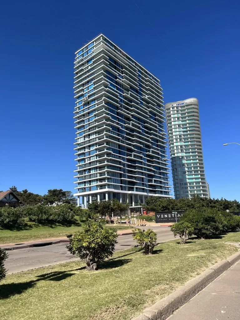 La torre Venetian de 27 pisos entera, con el cartel en la base y cielo despejado