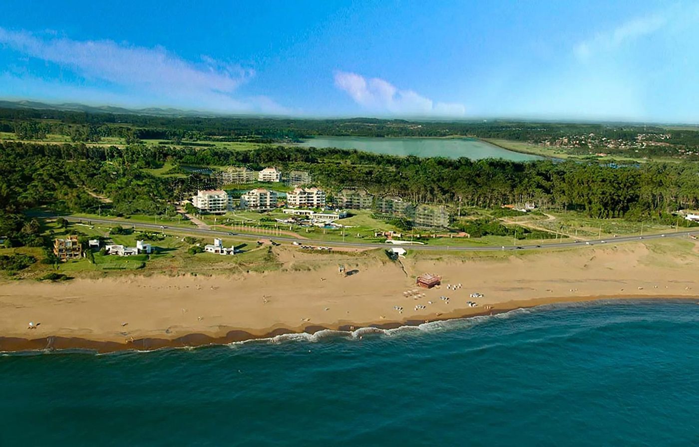 Aérea de la playa Mansa con el complejo y la laguna detrás