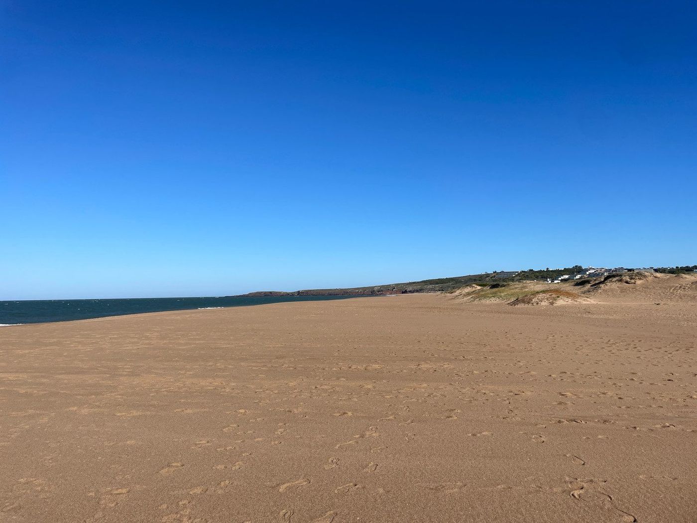 Playa agreste de Las Grutas, con el mar y las dunas