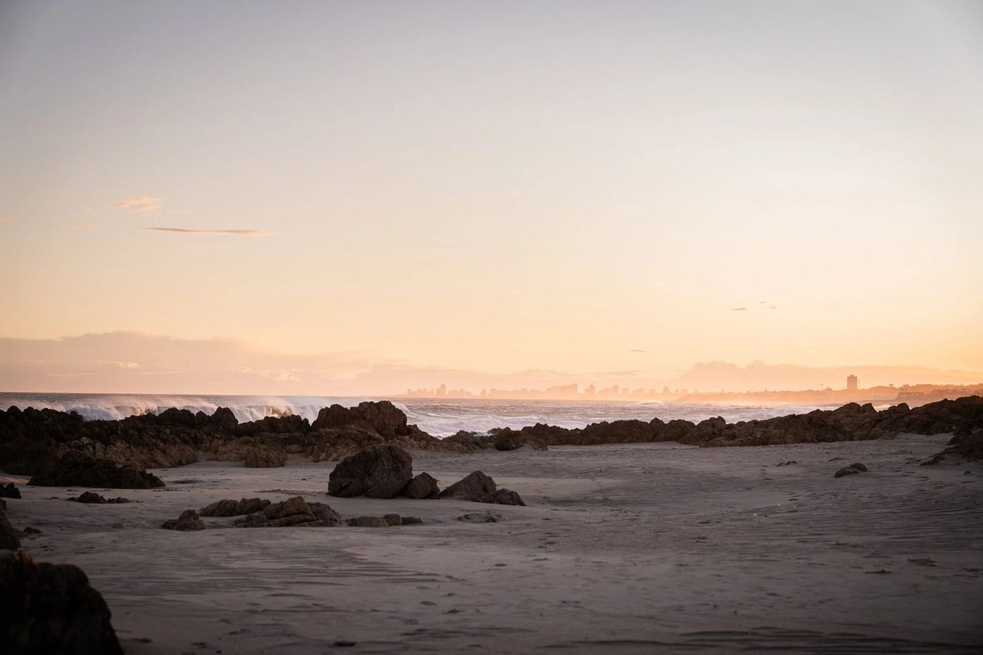 Otra playa rocosa de la zona, al atardecer