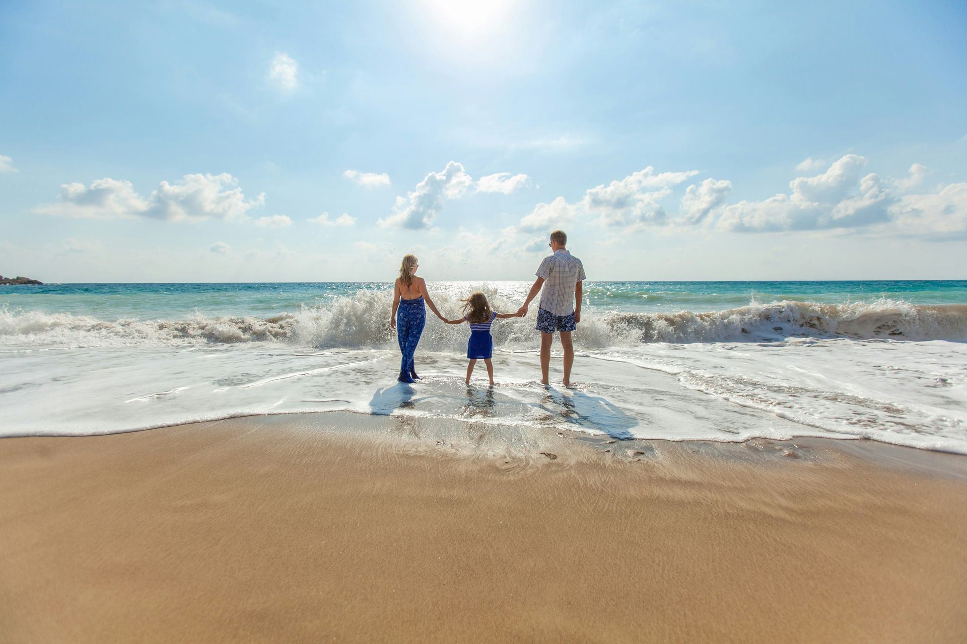 Madre e hijo disfrutando la playa al atardecer en Punta del Este