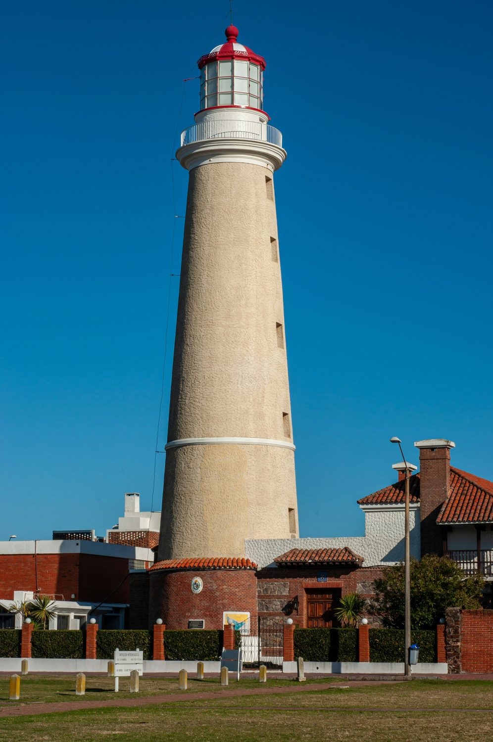 El faro de Punta del Este en la península, con su cúpula roja contra el cielo azul