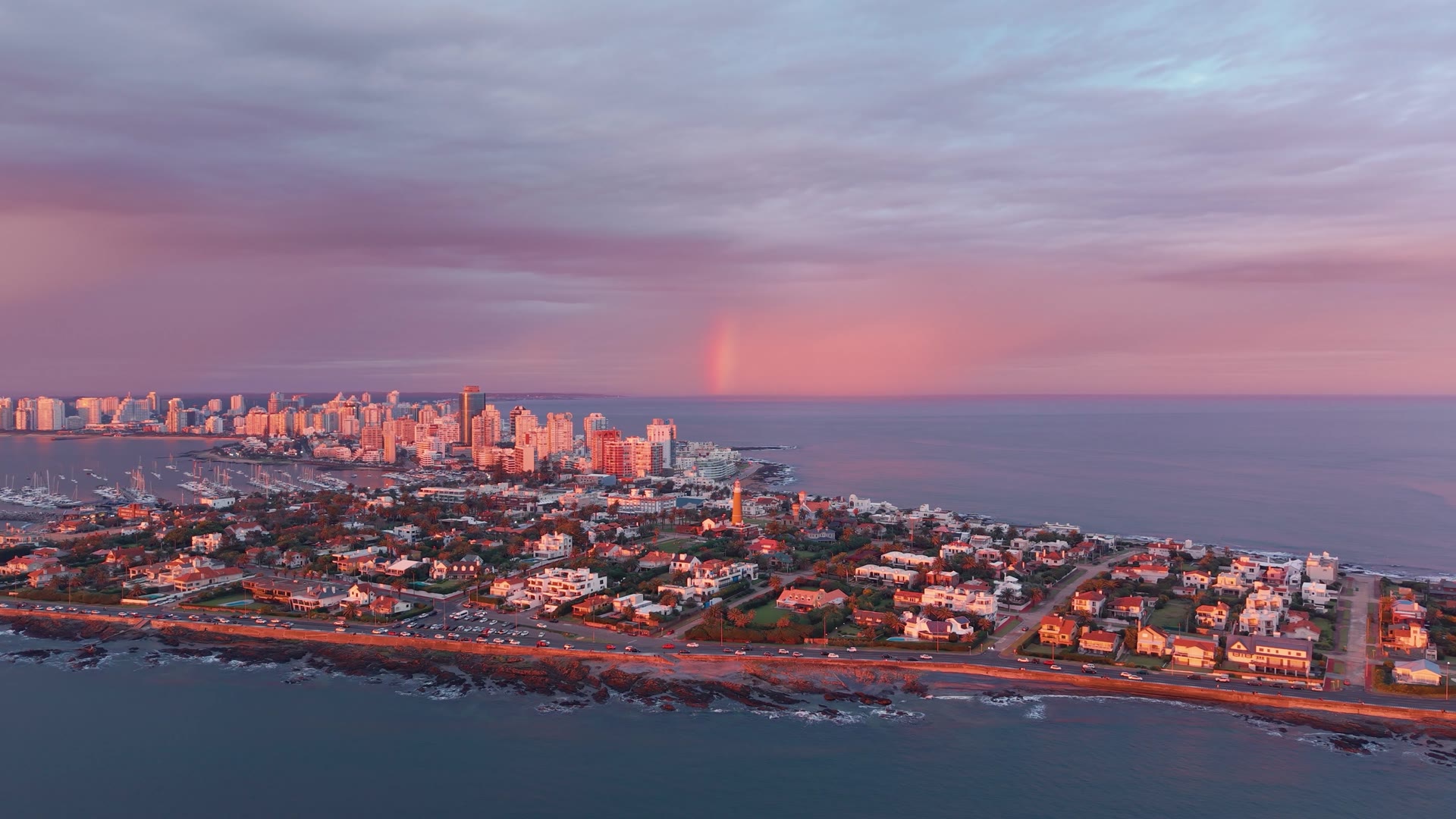 Vista aérea de la península de Punta del Este al atardecer