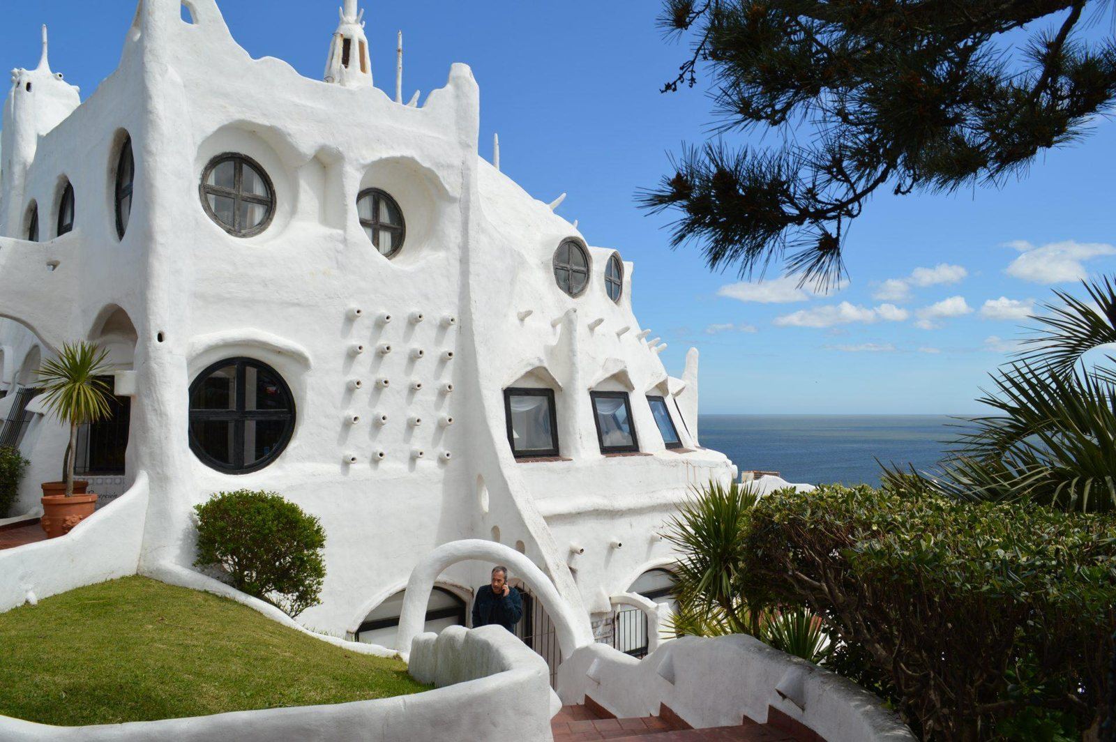 Fachada blanca de Casapueblo con sus ventanas circulares sobre Punta Ballena