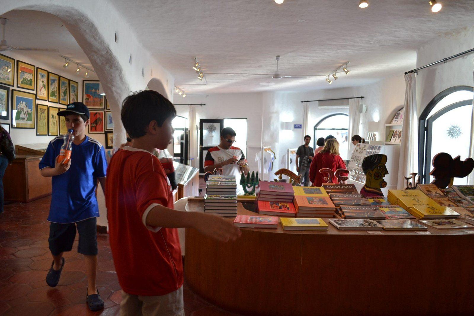 Interior del Museo-Taller de Casapueblo con obras de Carlos Páez Vilaró y su tienda