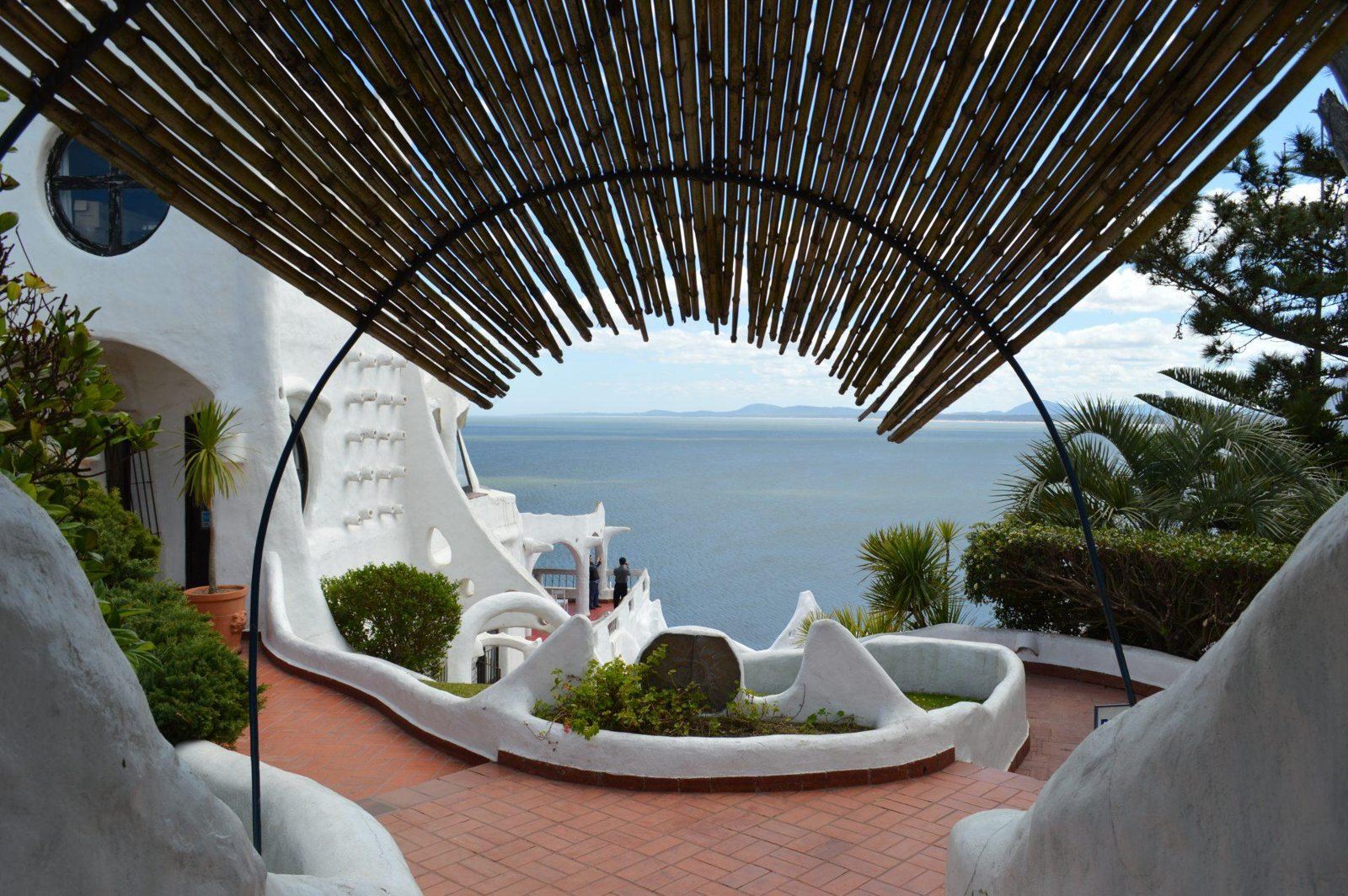Terraza de Casapueblo con vista a la bahía de Punta Ballena y el mar