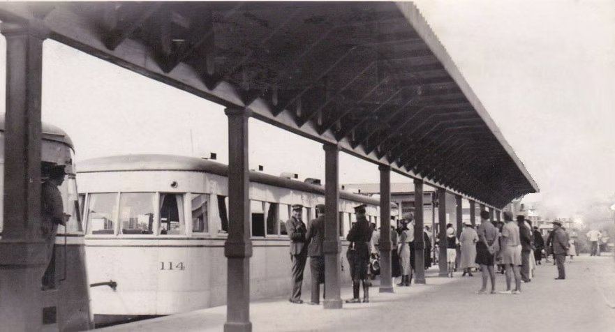 Estación de tren histórica de Punta del Este con pasajeros en el andén