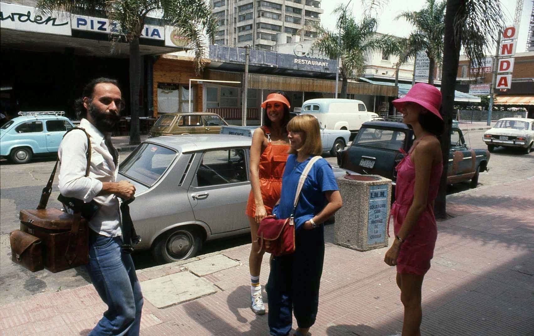 La avenida Gorlero de Punta del Este en los años setenta, con veraneantes y autos de la época
