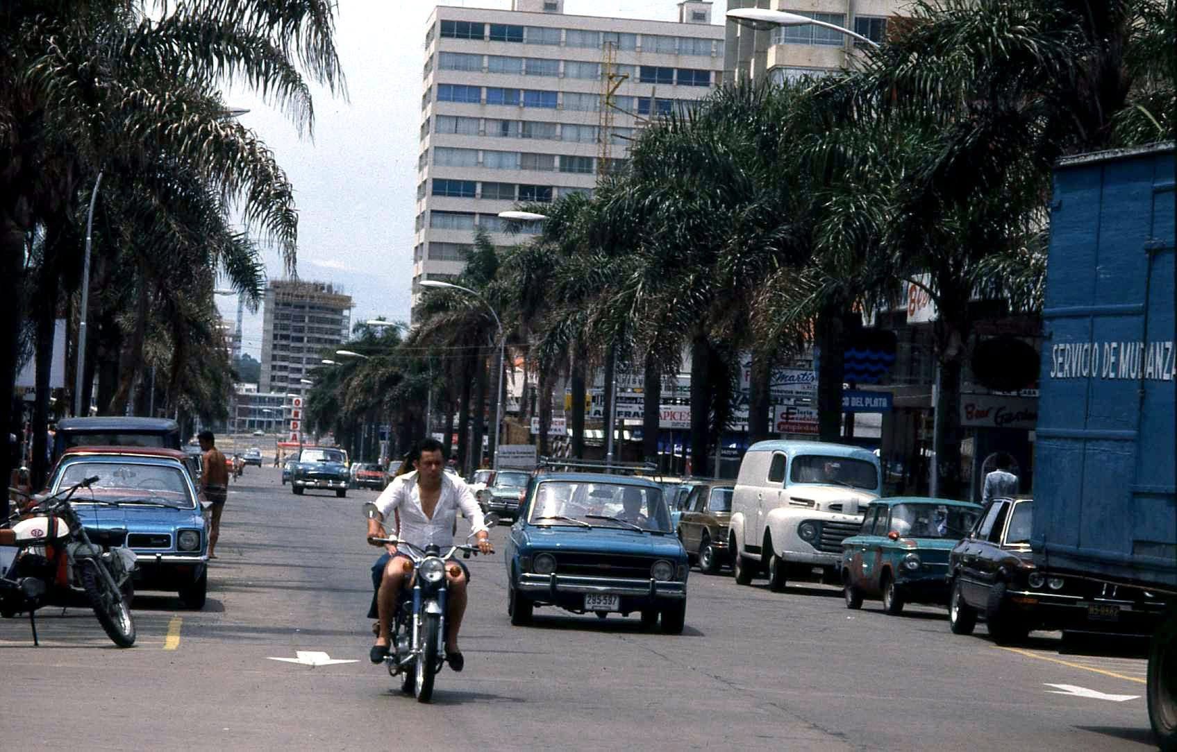 Avenida de Punta del Este en los años setenta con autos de época y palmeras