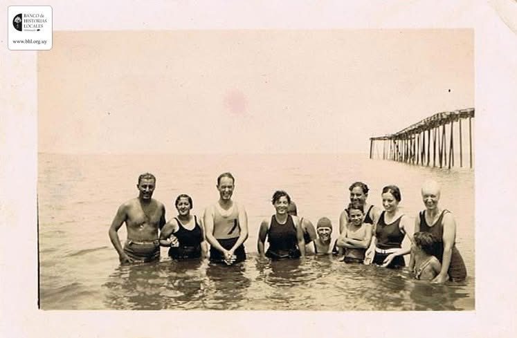 Bañistas en la playa de Punta del Este junto al muelle, en las primeras décadas del siglo XX