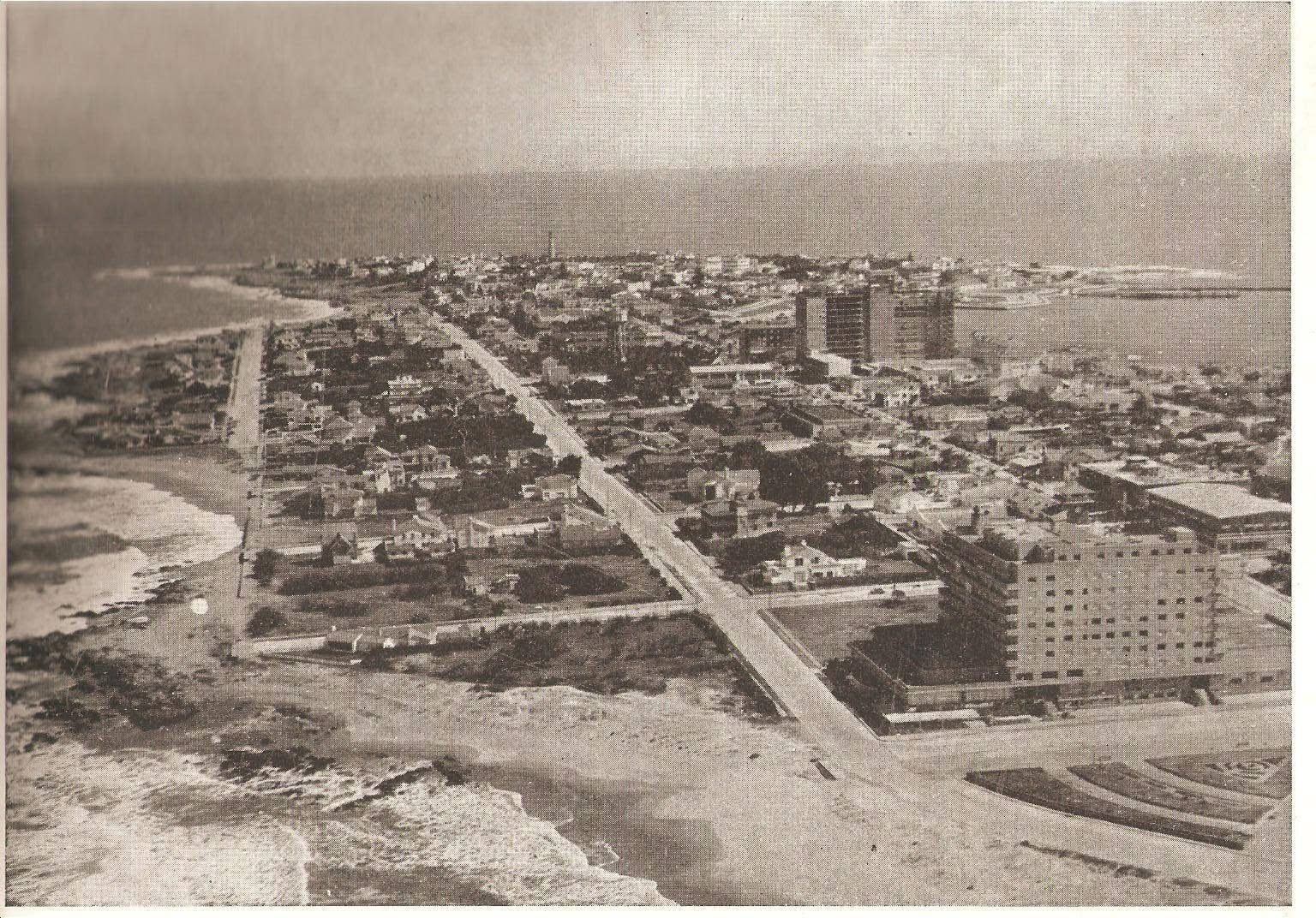 Vista aérea antigua de la Playa Brava de Punta del Este con las primeras torres en construcción