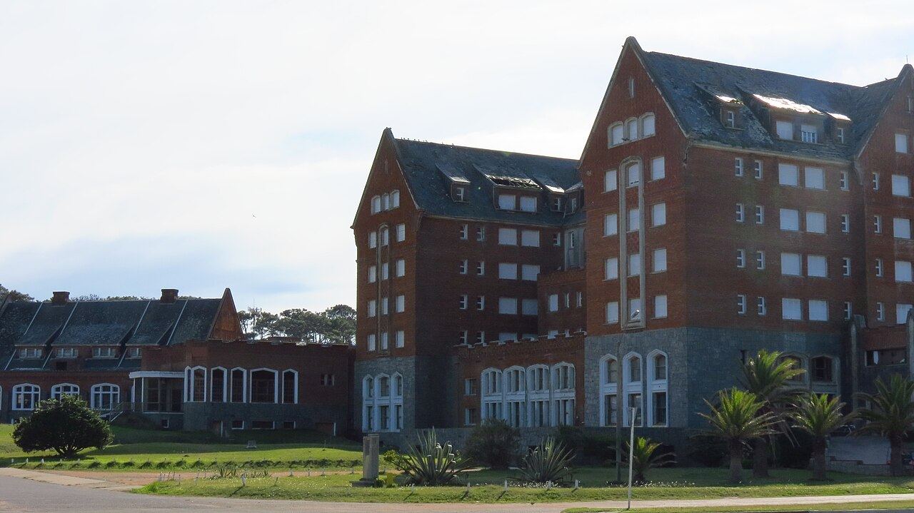 Fachada de estilo Tudor del Hotel Casino San Rafael de Punta del Este antes de su demolición