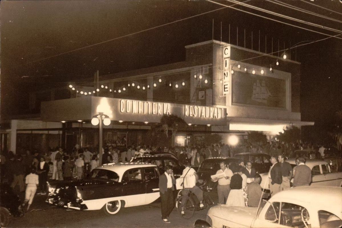 Noche de estreno en un cine de la avenida Gorlero, Punta del Este, años cincuenta