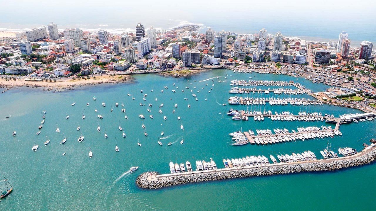 Vista aérea actual de la península de Punta del Este con el puerto, la marina y el skyline de torres