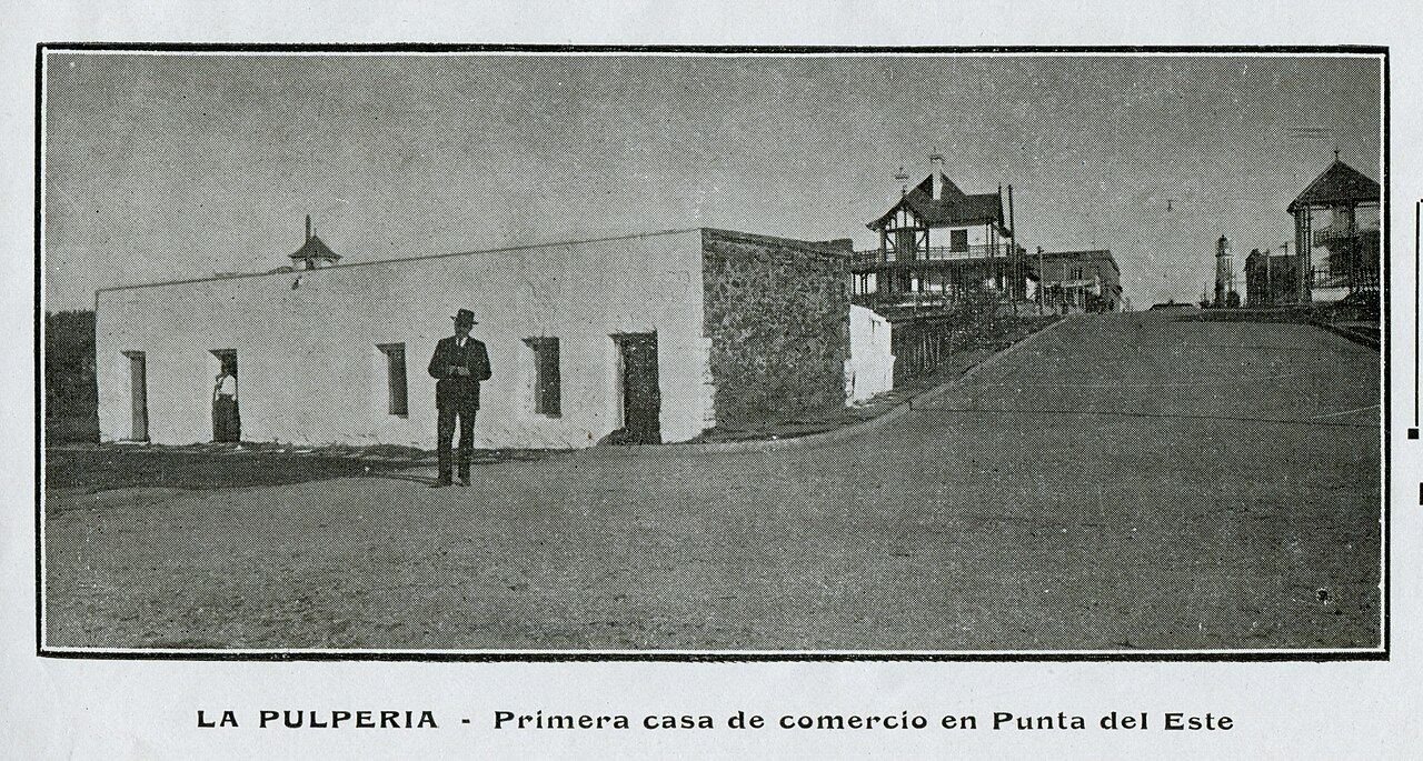 La pulpería, primera casa de comercio de la historia de Punta del Este, con el faro al fondo, en una fotografía de época