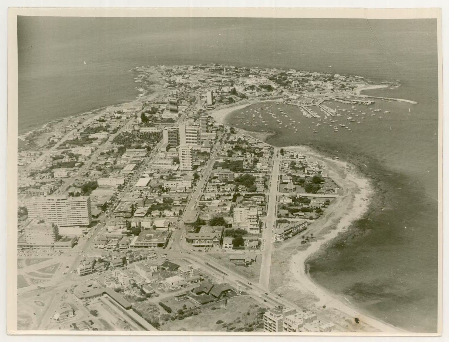 Vista aérea de la península de Punta del Este en la década del setenta, antes de las torres