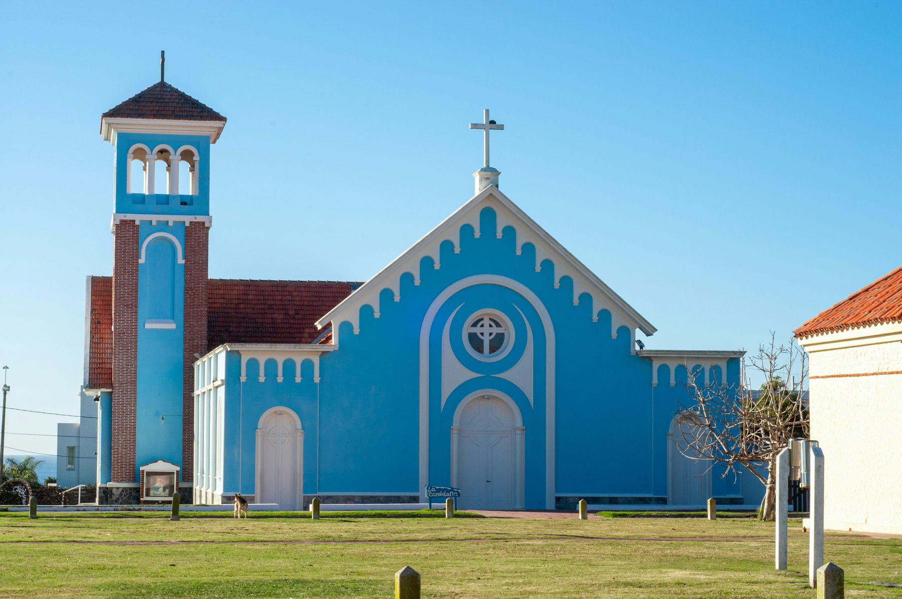 La iglesia La Candelaria de José Ignacio, celeste y blanca, frente al mar