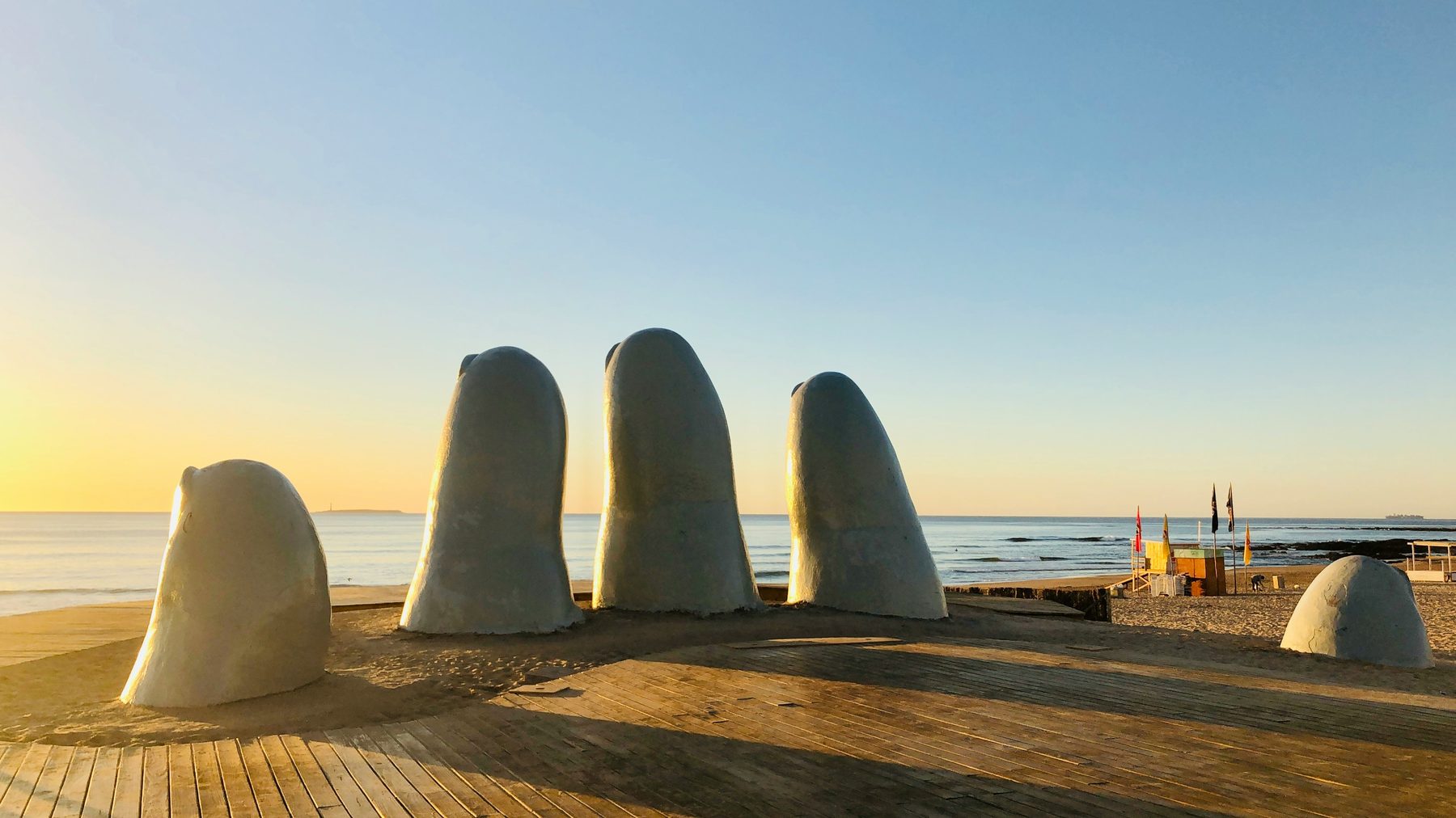 La Mano de Punta del Este emergiendo de la arena de la Playa Brava al amanecer
